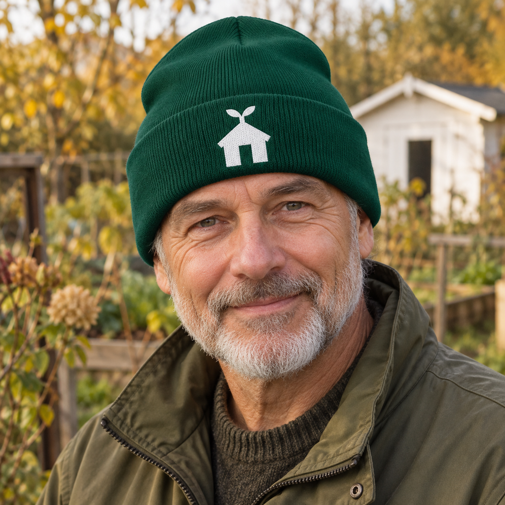 Laubenwärme – bestickte Beanie in Spruce